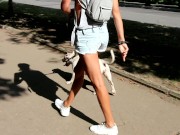 Секси джинсовые Шорты засветила грудь и соски во время прогулки с питбулем в городе 6/16