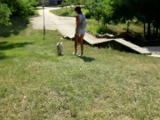 Секси джинсовые Шорты засветила грудь и соски во время прогулки с питбулем в городе 8/16