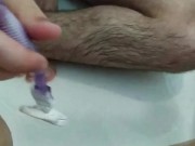española depilándose el coño y masturbándose en un hotel 13/16