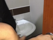 Mi amiga despues del colegio me succiona la verga en el baño y se come toda mi descarga de semen 10/16