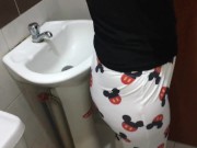 Mi amiga despues del colegio me succiona la verga en el baño y se come toda mi descarga de semen 11/16