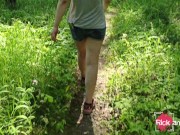 Публично показывает сиськи и киску на природе 1/16