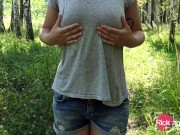 Публично показывает сиськи и киску на природе 2/16