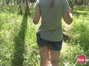 Публично показывает сиськи и киску на природе 4/16