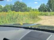 Sexy blondynka masturbuje się wibratorem podczas jazdy 16/16