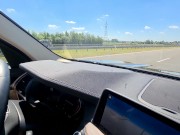 Sexy blondynka masturbuje się wibratorem podczas jazdy 3/16