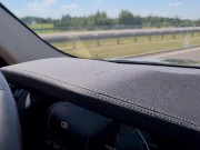 Sexy blondynka masturbuje się wibratorem podczas jazdy 7/16