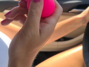Sexy blondynka masturbuje się wibratorem podczas jazdy 8/16