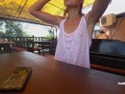 Кушает бургер и светит сиськами в кафе в прозрачной майке без лифчика (Трейлер) 1/16