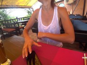 Кушает бургер и светит сиськами в кафе в прозрачной майке без лифчика (Трейлер) 12/16