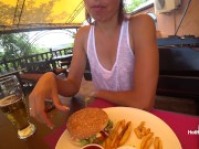 Кушает бургер и светит сиськами в кафе в прозрачной майке без лифчика (Трейлер) 13/16