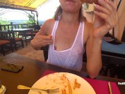 Кушает бургер и светит сиськами в кафе в прозрачной майке без лифчика (Трейлер) 15/16