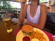 Кушает бургер и светит сиськами в кафе в прозрачной майке без лифчика (Трейлер) 8/16