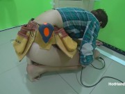 МИЛФа в строительном поясе крепит плинтус и светит киской (Трейлер) 1/16