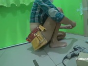 МИЛФа в строительном поясе крепит плинтус и светит киской (Трейлер) 5/16