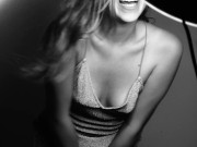 Une petite dance sexy ? Elle mérite grave ! 13/16