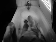 Ma belle sœur qui prend son bain tranquille ! 1/16