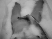 Ma belle sœur qui prend son bain tranquille ! 10/16