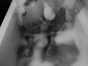 Ma belle sœur qui prend son bain tranquille ! 15/16