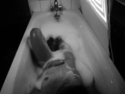 Ma belle sœur qui prend son bain tranquille ! 3/16