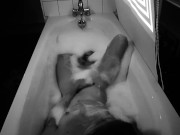 Ma belle sœur qui prend son bain tranquille ! 4/16