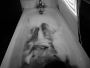 Ma belle sœur qui prend son bain tranquille ! 5/16