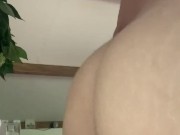 Een grote transparante dildo berijden met mijn strakke kutje. Ik kom zo hard klaar! 1/16