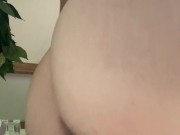 Een grote transparante dildo berijden met mijn strakke kutje. Ik kom zo hard klaar! 10/16