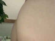 Een grote transparante dildo berijden met mijn strakke kutje. Ik kom zo hard klaar! 7/16