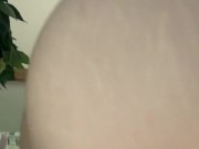 Een grote transparante dildo berijden met mijn strakke kutje. Ik kom zo hard klaar! 9/16