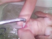 Teen masturbates pussy with a stream of water in the bathroom 10/16