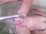 Teen masturbates pussy with a stream of water in the bathroom 11/16