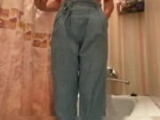 Детка писает в джинсы, дрочит душем и играет пальчиками с киской пока ни кончит 1/16