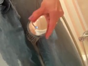 Детка писает в джинсы, дрочит душем и играет пальчиками с киской пока ни кончит 11/16