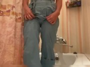 Детка писает в джинсы, дрочит душем и играет пальчиками с киской пока ни кончит 4/16
