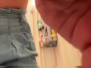 Детка писает в джинсы, дрочит душем и играет пальчиками с киской пока ни кончит 7/16