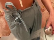 Детка писает в джинсы, дрочит душем и играет пальчиками с киской пока ни кончит 9/16