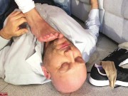 Il Cornuto Annusa Calzini Sudati e Piedi Sudati e Sua Moglie Bacia l'amante Femdom Dialoghi Italiano 12/16