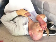 Il Cornuto Annusa Calzini Sudati e Piedi Sudati e Sua Moglie Bacia l'amante Femdom Dialoghi Italiano 15/16