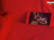 ГОРЯЧАЯ ШЛЮШКА СМОТРИТ ПОРНУХУ И МАСТУРБИРУЕТ СВОЮ МОКРУЮ КИСКУ / DREAMWORLD8 4/16