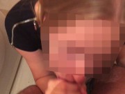 Шлюховатая мачеха ОТСОСАЛА ХУЙ В ТУАЛЕТЕ и наполнила свой рот спермой, пока ее муж готовил ужин 13/16