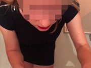 Шлюховатая мачеха ОТСОСАЛА ХУЙ В ТУАЛЕТЕ и наполнила свой рот спермой, пока ее муж готовил ужин 2/16