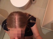 Шлюховатая мачеха ОТСОСАЛА ХУЙ В ТУАЛЕТЕ и наполнила свой рот спермой, пока ее муж готовил ужин 6/16