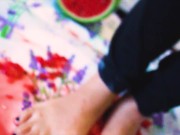 Velvet schiaccia il cocomero e si sporca i piedini 11/16