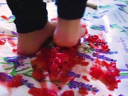 Velvet schiaccia il cocomero e si sporca i piedini 12/16