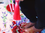 Velvet schiaccia il cocomero e si sporca i piedini 15/16