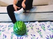 Velvet schiaccia il cocomero e si sporca i piedini 2/16