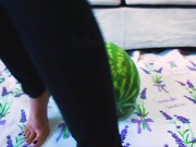 Velvet schiaccia il cocomero e si sporca i piedini 3/16