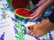 Velvet schiaccia il cocomero e si sporca i piedini 4/16