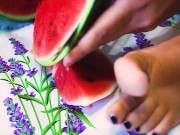 Velvet schiaccia il cocomero e si sporca i piedini 5/16